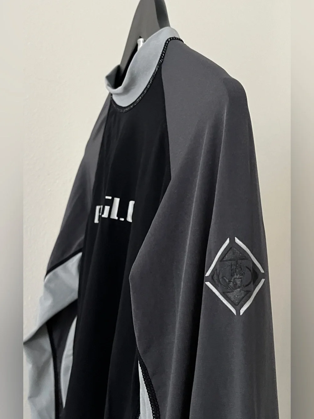 🌊 Classic Body Glove Long Sleeve Rash Guard | Black + Gray | Men’s/Unisex L